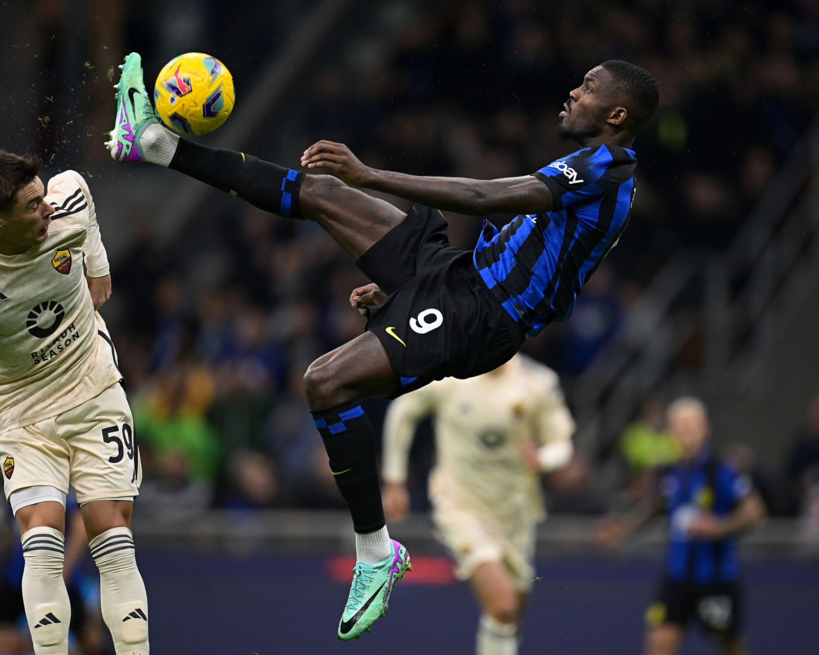 国际米兰训练开放日，关键战门线救险引观众欢呼，意甲在即，医务组通报恢复(意甲AC米兰新闻)九游游戏下载中心